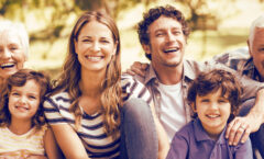 Eine mehrere Generationen umfassende Großfamilie.