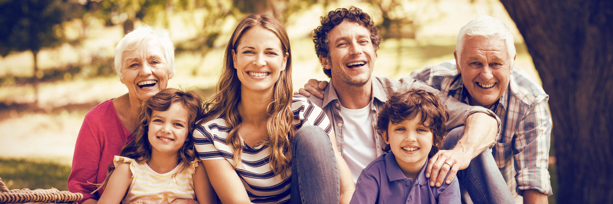 Eine mehrere Generationen umfassende Großfamilie.