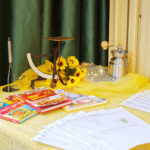 Infostand mit alten Küchengeräten und gewagten Kartoffel-Rezepten.