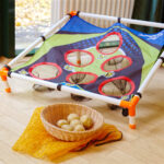 Das Spiel zum Kartoffelwerfen ist aufgebaut.