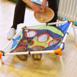 Die Punkte beim Kartoffel-Werfen werden gezählt.