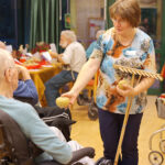 Die Heimbewohner erfahren viel Neues über die Kartoffel.