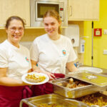 Die Köchinnen der Volkssolidarität Schlossresidenz Glaubitz servieren das Abendessen.