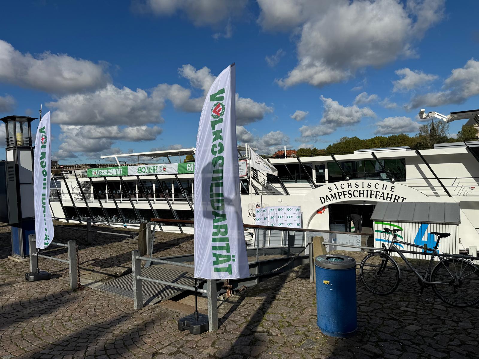 Das Salonschiff "Gräfin Cosel" vor der Abfahrt.