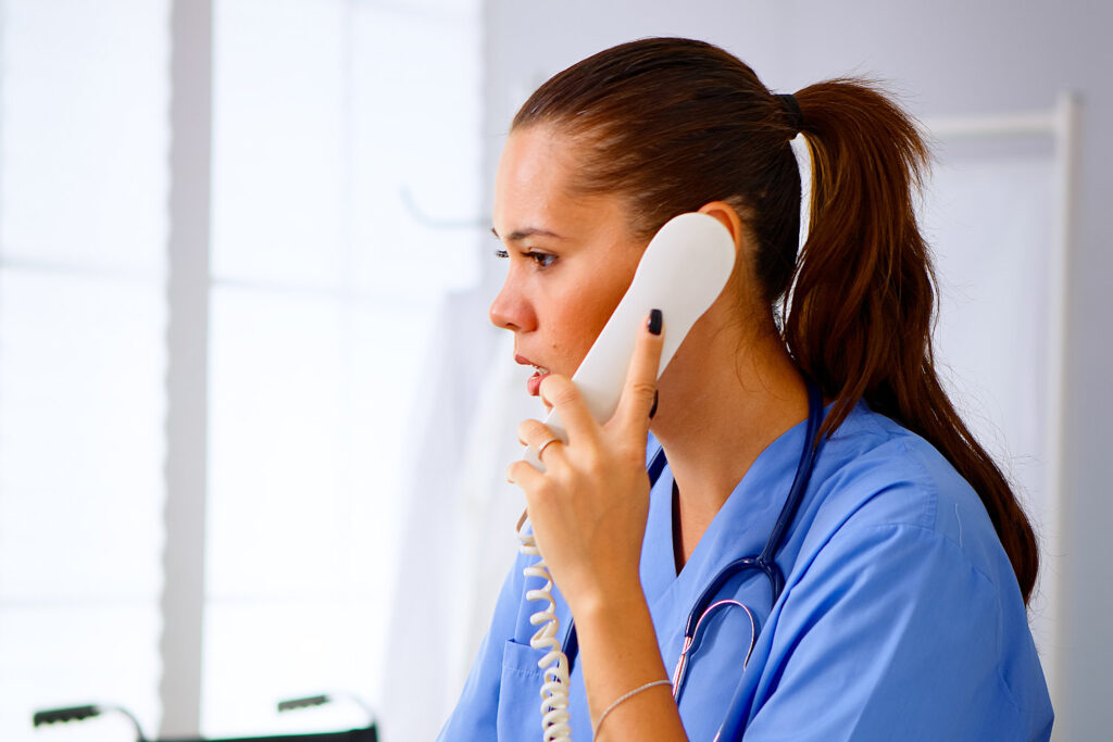 Frau nimmt Notruf entgegen.