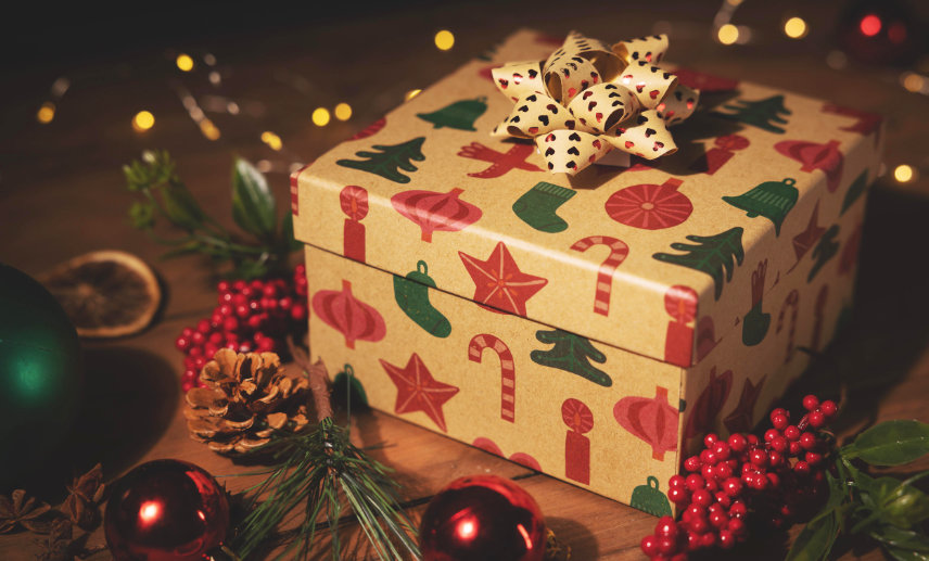 Ein verpacktes Weihnachtsgeschenk