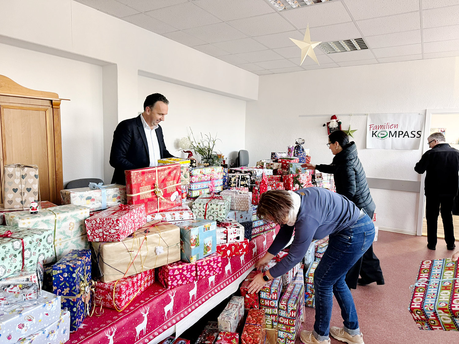 Alle helfen beim Aufstellen der Pakete im Familienkompass Riesa.