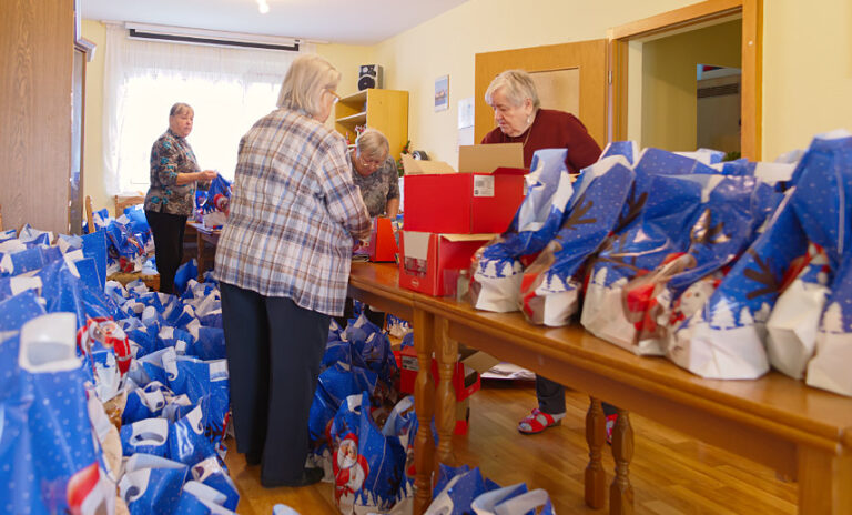 Die Volkssolidarität Mitgliedergruppe Nünchritz packt die Weihnachtsgeschenke.