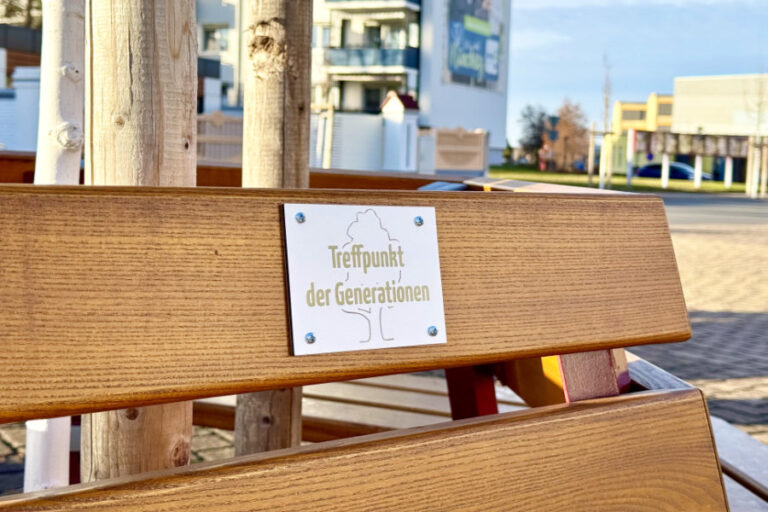 Die neue Rundbank ist gedacht als Treffpunkt der Generationen.