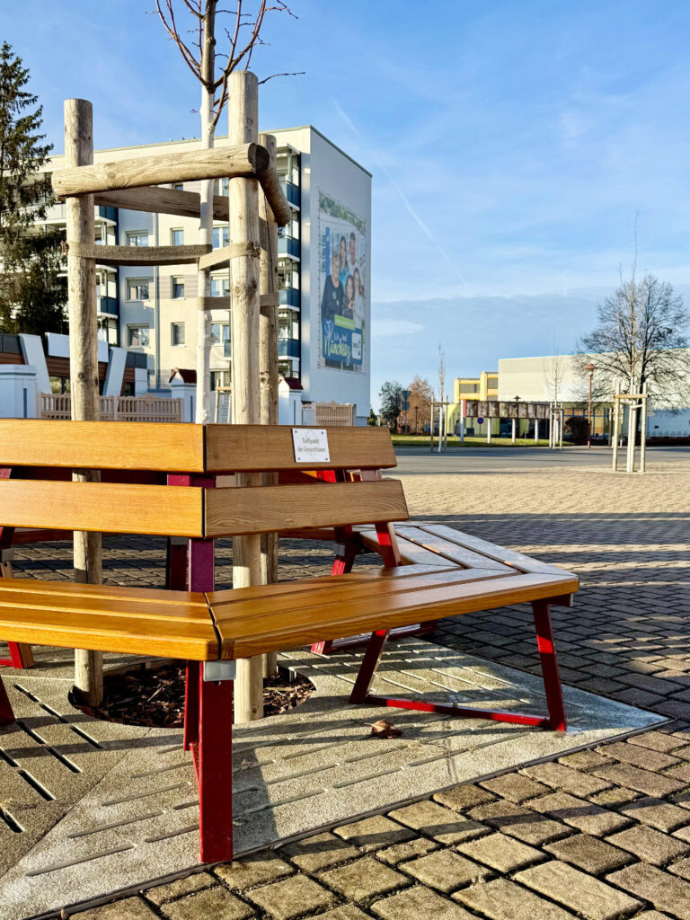 Die neue Rundbank und die neuen Bäume auf dem Ubstadt-Weiher-Platz in Nünchritz.