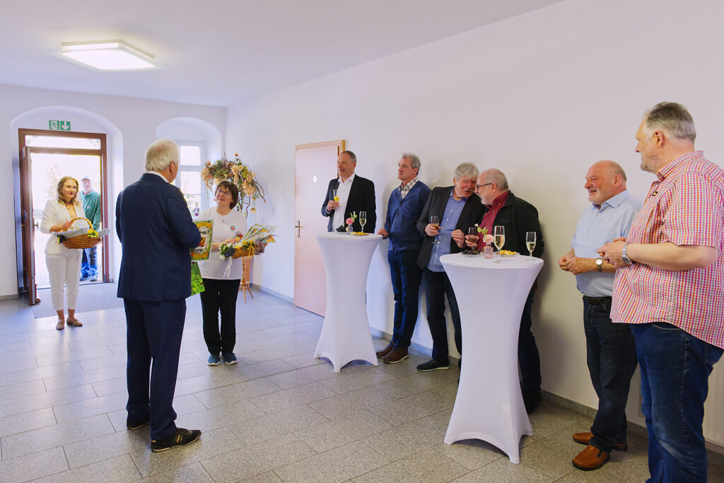 Lutz Thiemig erhält zu seinem 70. Geburtstag einen Gruß von den Mitarbeitern der Volkssolidarität