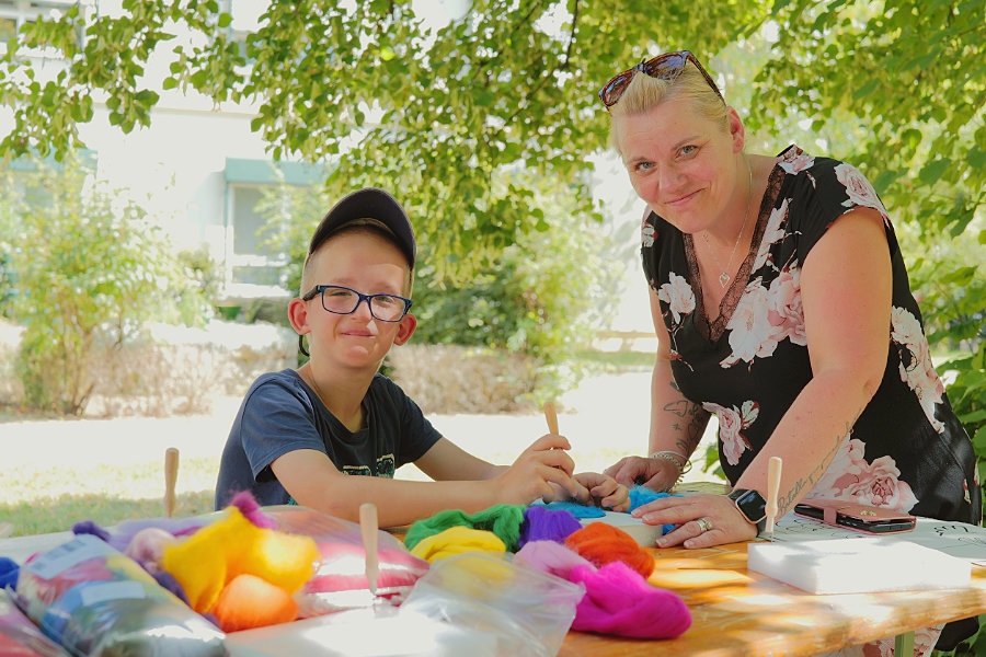 Kreatives Filzen mit dem Familienkompass auf dem Sommerfest der Volkssolidarität Riesa-Großenhain 2025