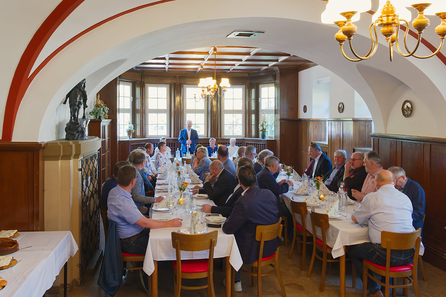 Lutz Thiemig spricht vor den Geburtstagsgästen im Rittersaal des Glaubitzer Schlosses