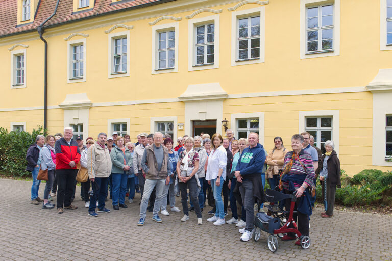 Über 40 Personen sind zum 3. Regionalen Entdeckertag zum Schloss Glaubitz gekommen.