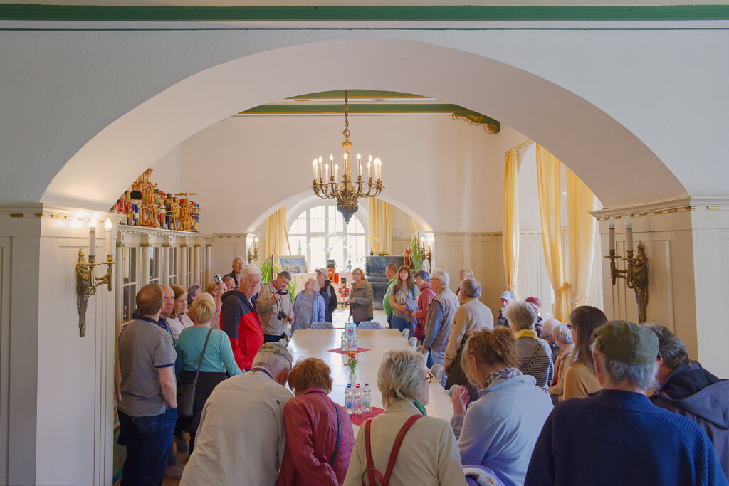Teilnehmer der Schlossführung in der Bibliothek
