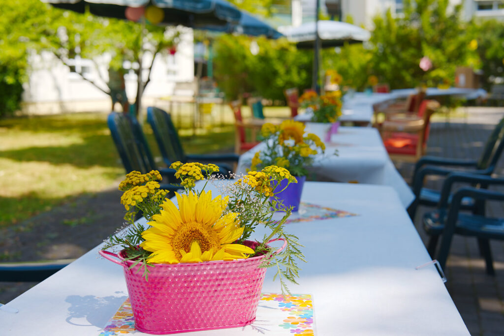 Die dekorierte Tafel beim Sommerfest in Glaubitz