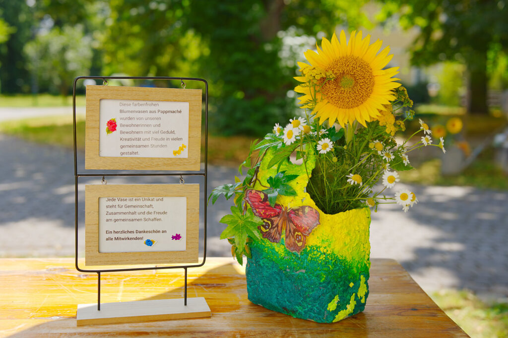 Von den Bewohnern der Volkssolidarität Schlossresidenz Glaubitz gebastelte Blumenvase