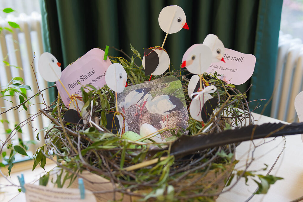Ein selbstgebasteltes Storchennest mit Quiz