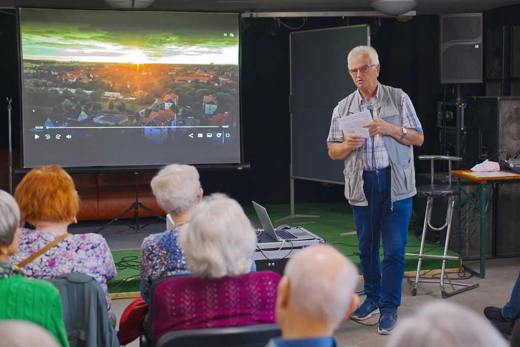 Reiner Bieder von der Volkssolidarität Mitgliedergruppe Nünchritz moderierte die Veranstaltung