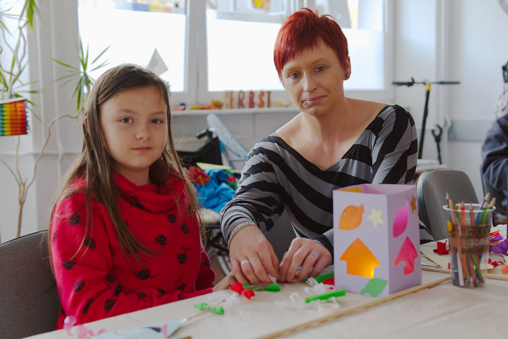 Beim Herbstbasteln im Familienkompass wurden Kinder und Erwachsene kreativ.