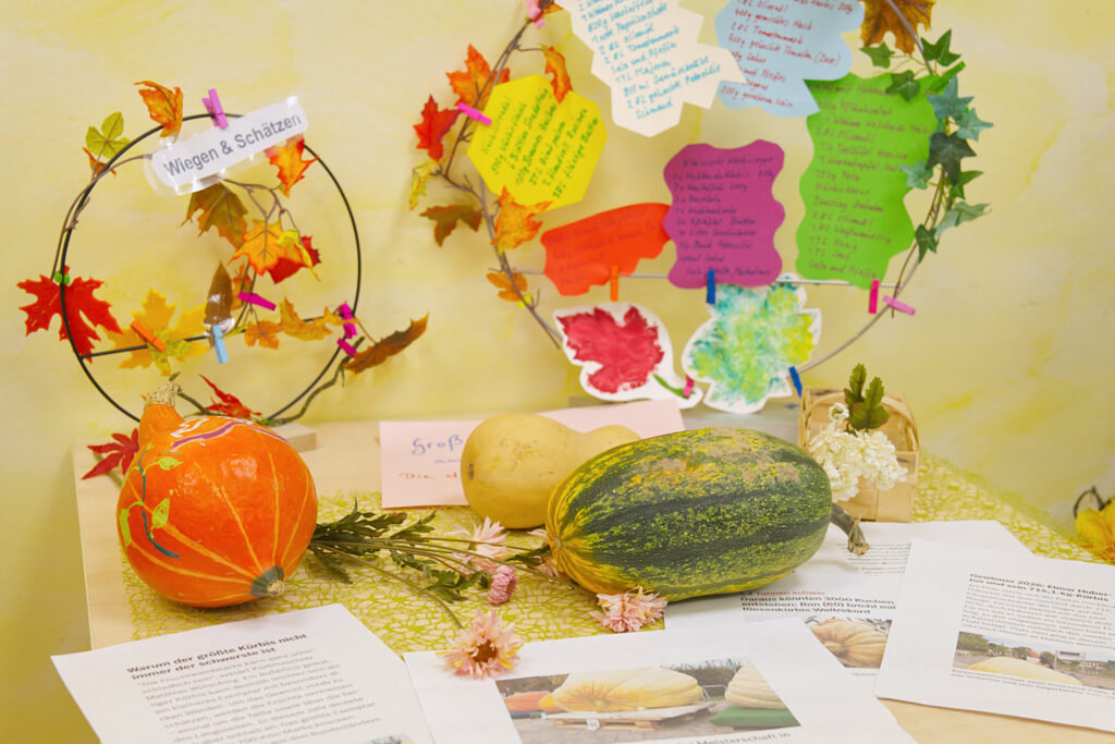 Infostand zum Kürbisfest mit Kürbis-Rekorden und Kürbis-Rezepten