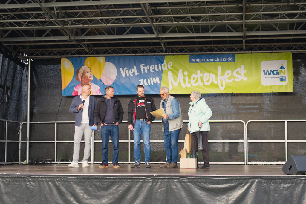 Siegerehrung für das Sportfest der Volkssolidarität auf der Bühne.