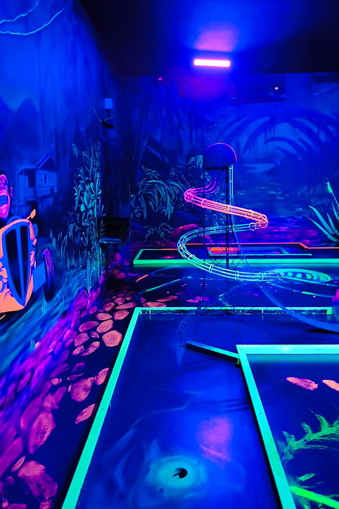 Schwarzlicht-Minigolfanlage in Dresden.